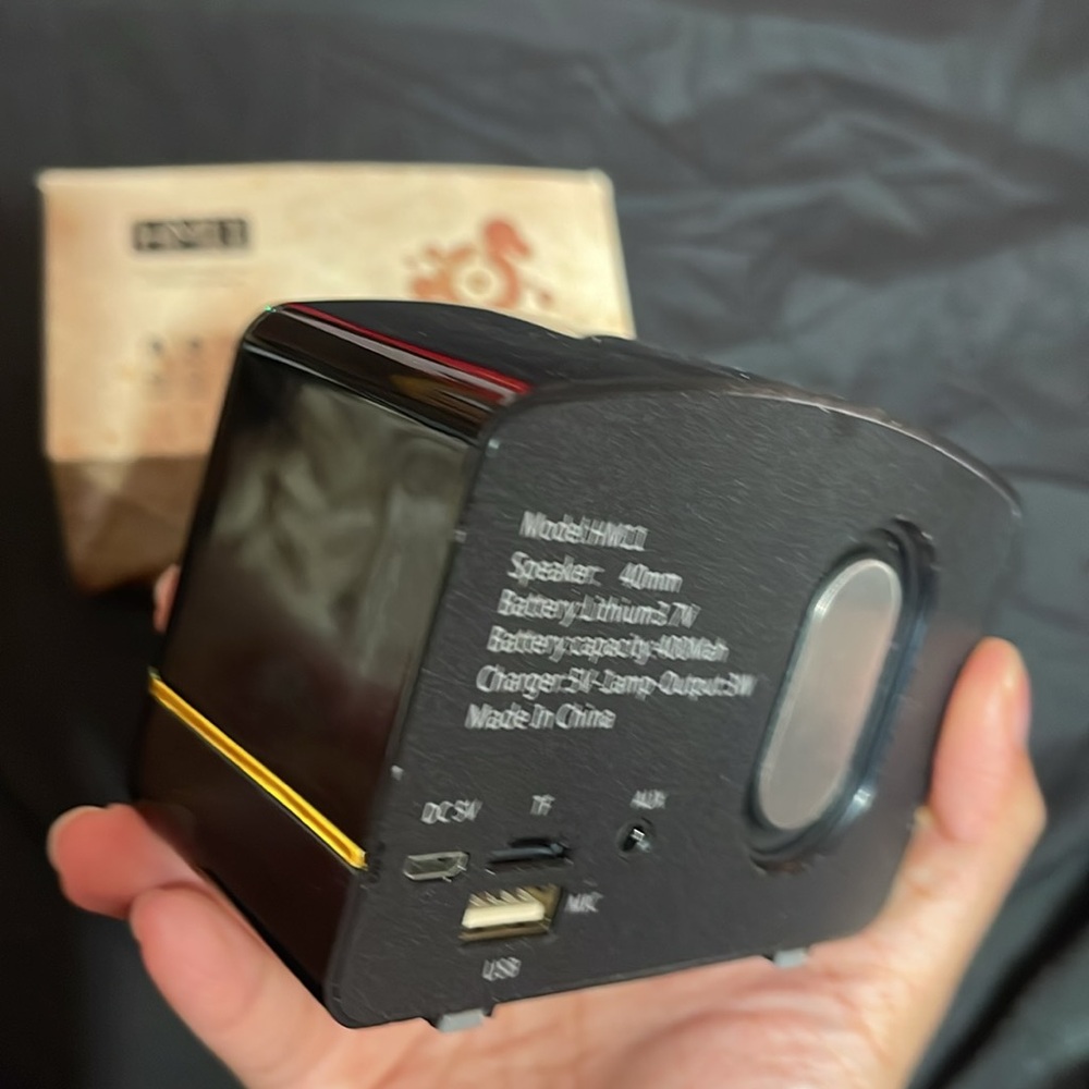 Black and Gold Portable Speaker - Picture 4 of 6